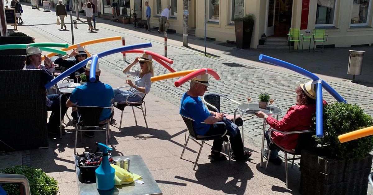 Este Café Na Alemanha Oferece Aos Clientes Espaguetes de Piscina Para Que Mantenham Distância